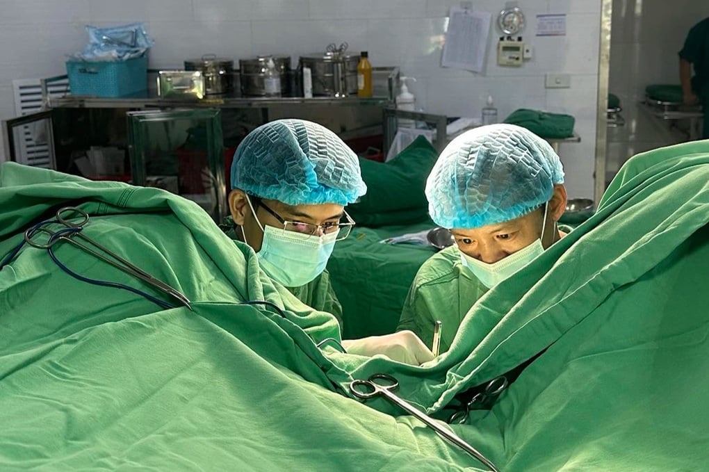 Người đàn ông vào viện với vùng kín phình to như quả bóng - 1