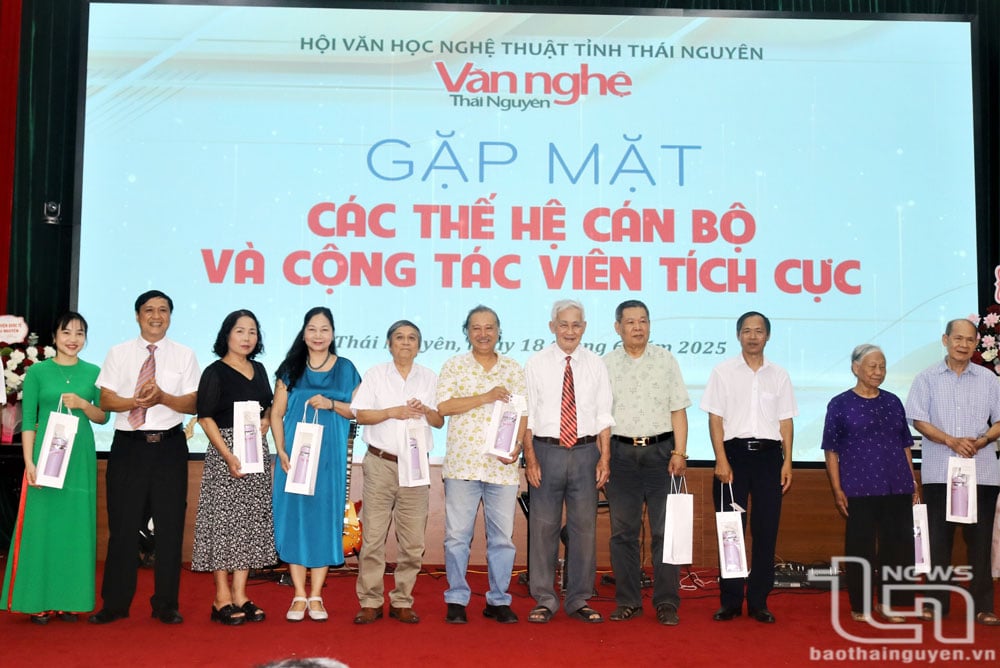 Lãnh đạo Tạp chí Văn nghệ Thái Nguyên chúc mừng, tri ân các cộng tác viên tích cực.