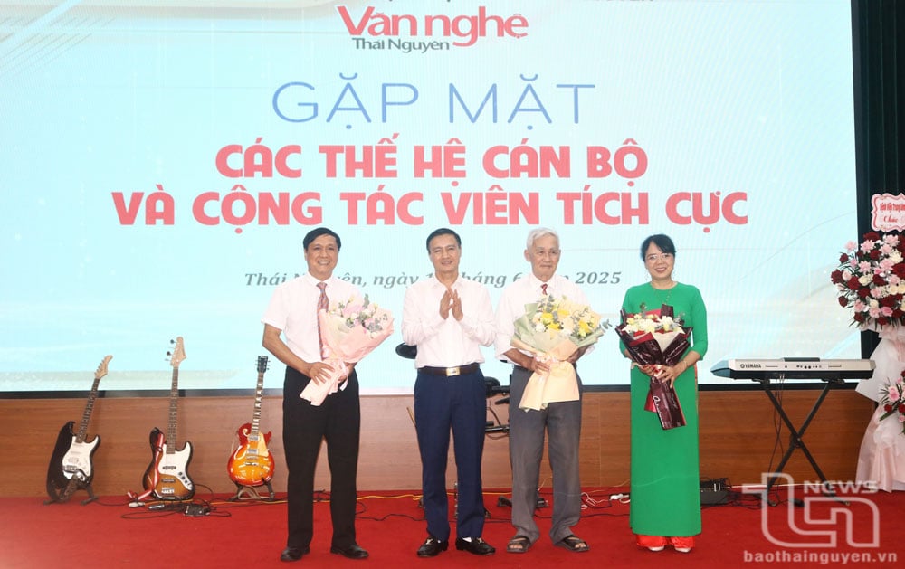 Đồng chí Vũ Duy Hoàng chúc mừng các đồng chí nguyên Tổng Biên tập và đương nhiệm Tổng Biên tập Tạp chí Văn nghệ Thái Nguyên, nhân dịp kỷ niệm Ngày Báo chí cách mạng Việt Nam.