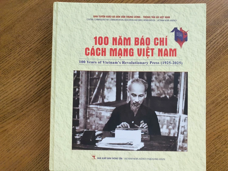 Fotobuch „100 Jahre vietnamesischer revolutionärer Journalismus (1925 – 2025)“