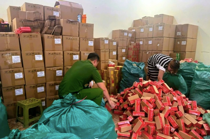 Cảnh sát khám kho hàng của công ty Hải Bé. Ảnh:Hoa Lư