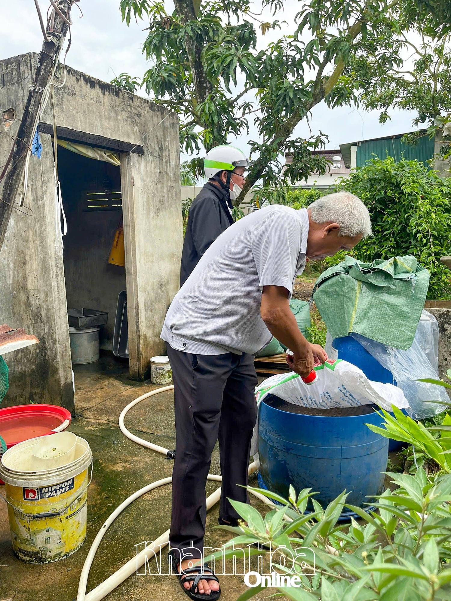 Cán bộ y tế đang kiểm tra lăng quăng trong dụng cụ chứa nước của hộ dân ở huyện Diên Khánh.