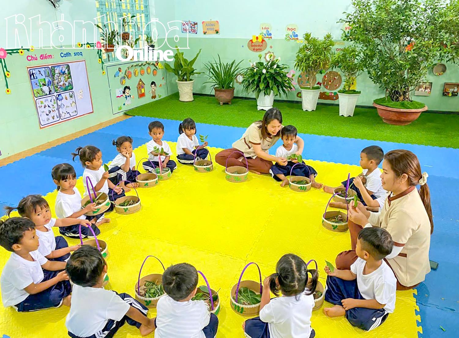 Cô và cháu Trường Mầm non Sơn Ca (huyện Khánh Sơn) trong giờ học tăng cường tiếng Việt.