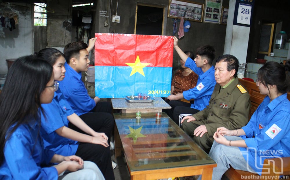 Cựu chiến binh Đinh Xuân Lý kể lại kỷ niệm chiến trường với học sinh Trường THPT Định Hóa.