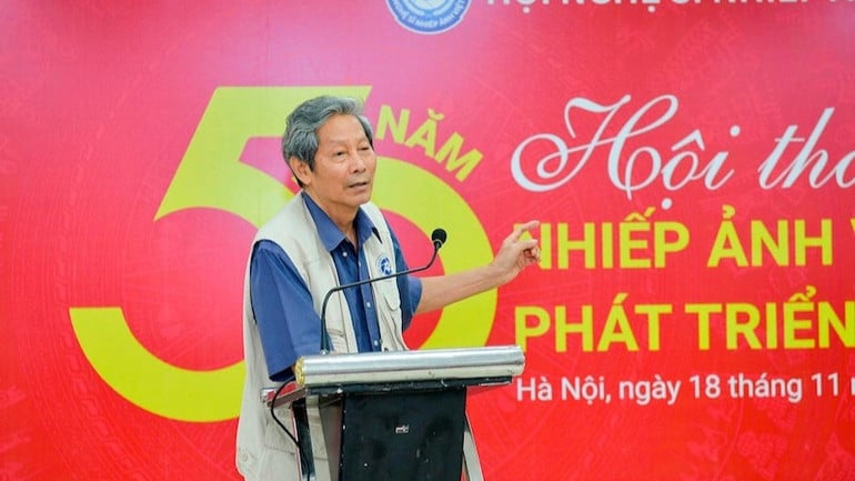 Nghệ sĩ nhiếp ảnh, nhà báo, nhà nghiên cứu lý luận phê bình nhiếp ảnh Chu Chí Thành phát biểu. (ẢNH: HỘI NGHỆ SĨ NHIẾP ẢNH VIỆT NAM)
