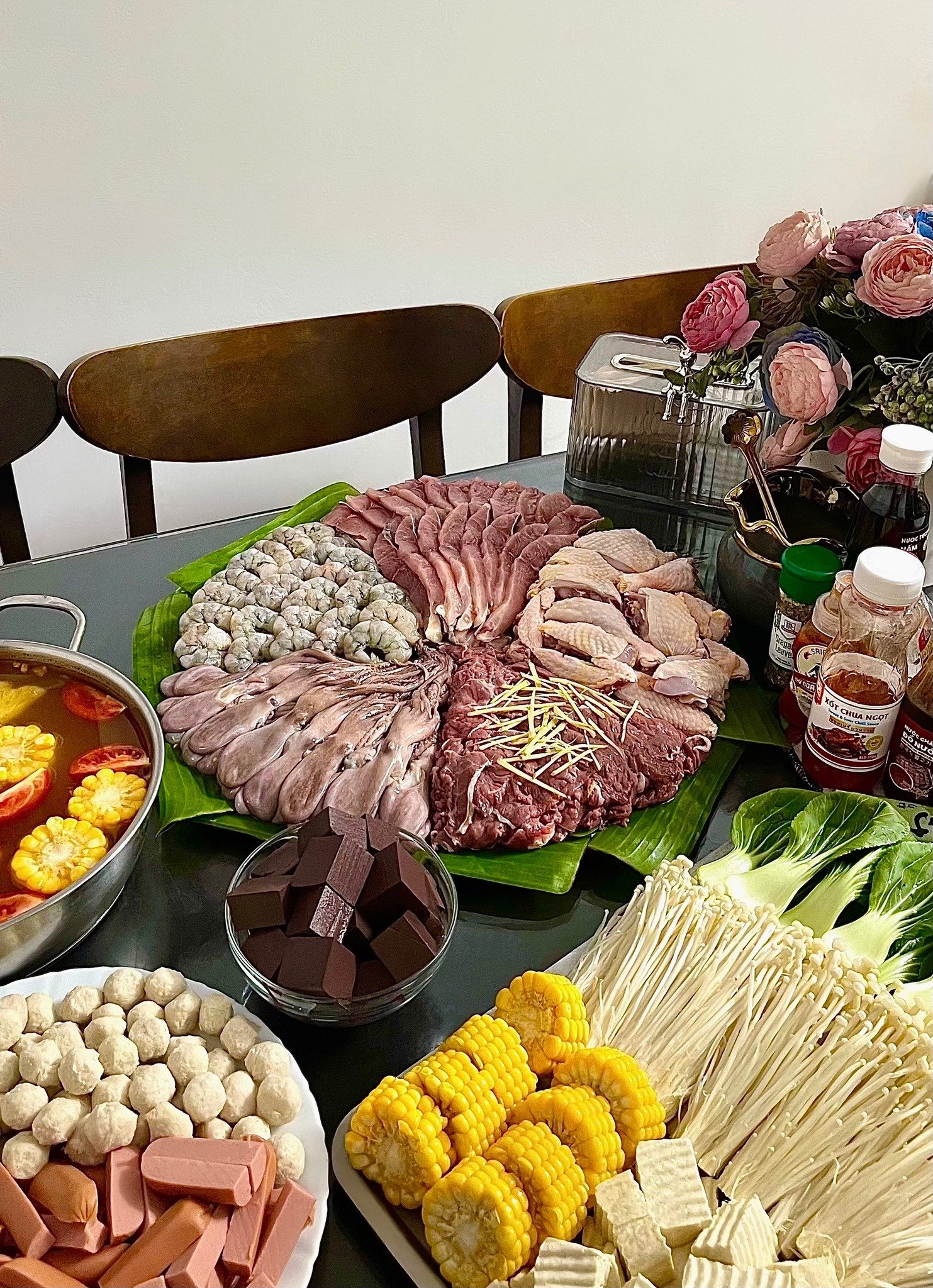 Hôm nay ăn gì? Bà nội trợ Gen Z bày 23+ mâm cơm gia đình 'đẹp như tranh vẽ' khiến chồng cứ tan làm là vội về nhà- Ảnh 4.