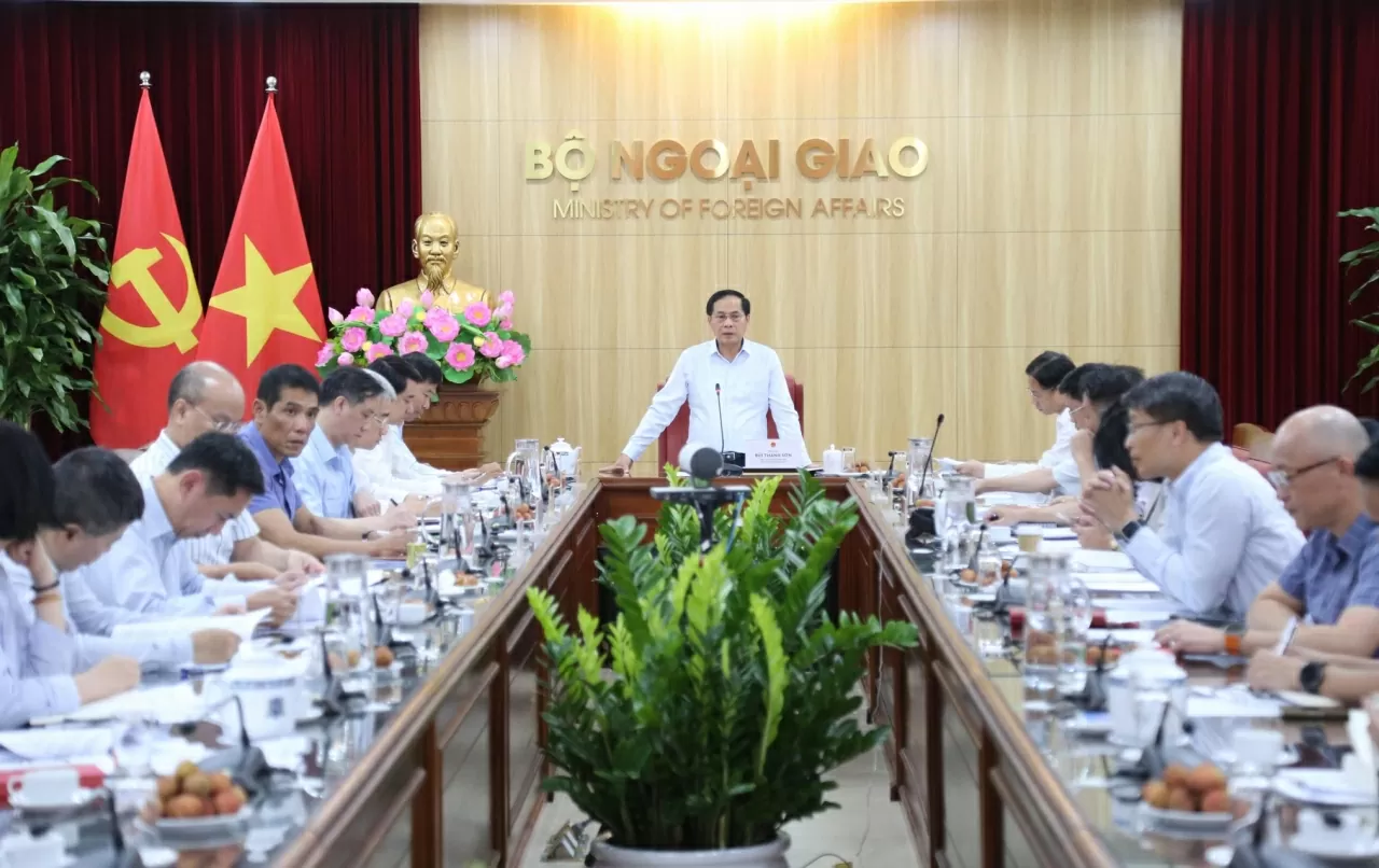 Phó Thủ tướng, Bộ trưởng Bùi Thanh Sơn, Bí thư Đảng ủy Bộ Ngoại giao chủ trì Hội nghị Ban chấp hành Đảng bộ lần thứ ba. (Ảnh: Thành Long)