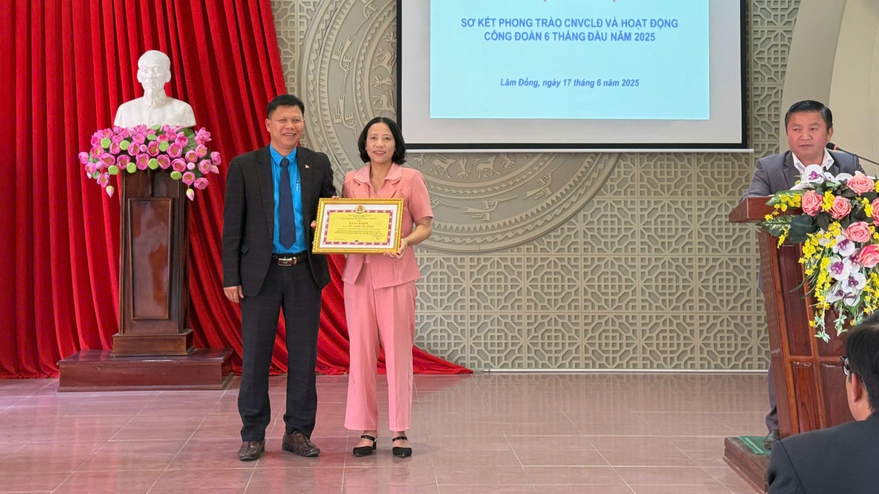 Le syndicat vietnamien de l'éducation a décerné un certificat de mérite à une personne ayant accompli des réalisations exceptionnelles