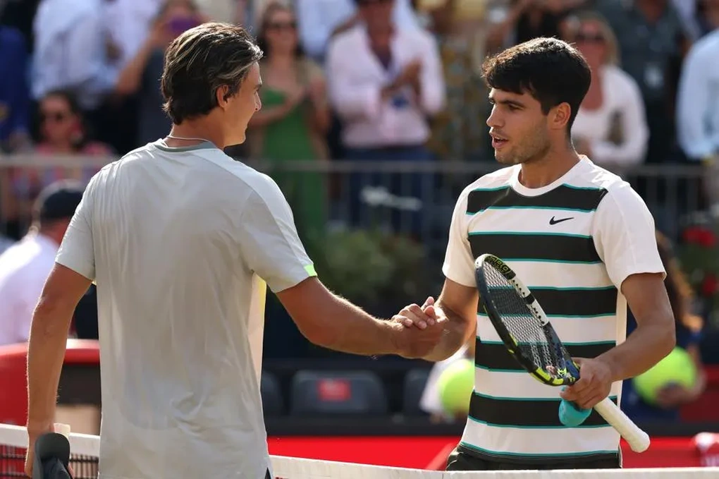 Alcaraz vượt qua vòng 1 Queens Club, Sinner thăng hoa ở Halle Open - 1