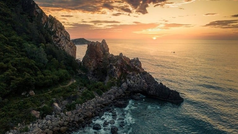 Hoàng hôn ở mũi Vi Rồng.