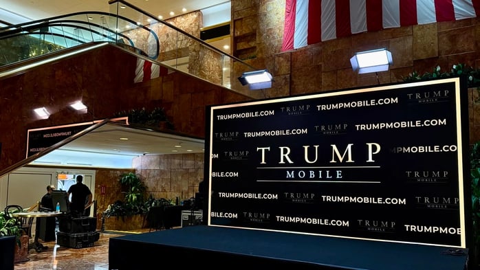 Chuyên gia "mổ xẻ" mẫu điện thoại mới ra mắt của Trump Organization - Ảnh 2.