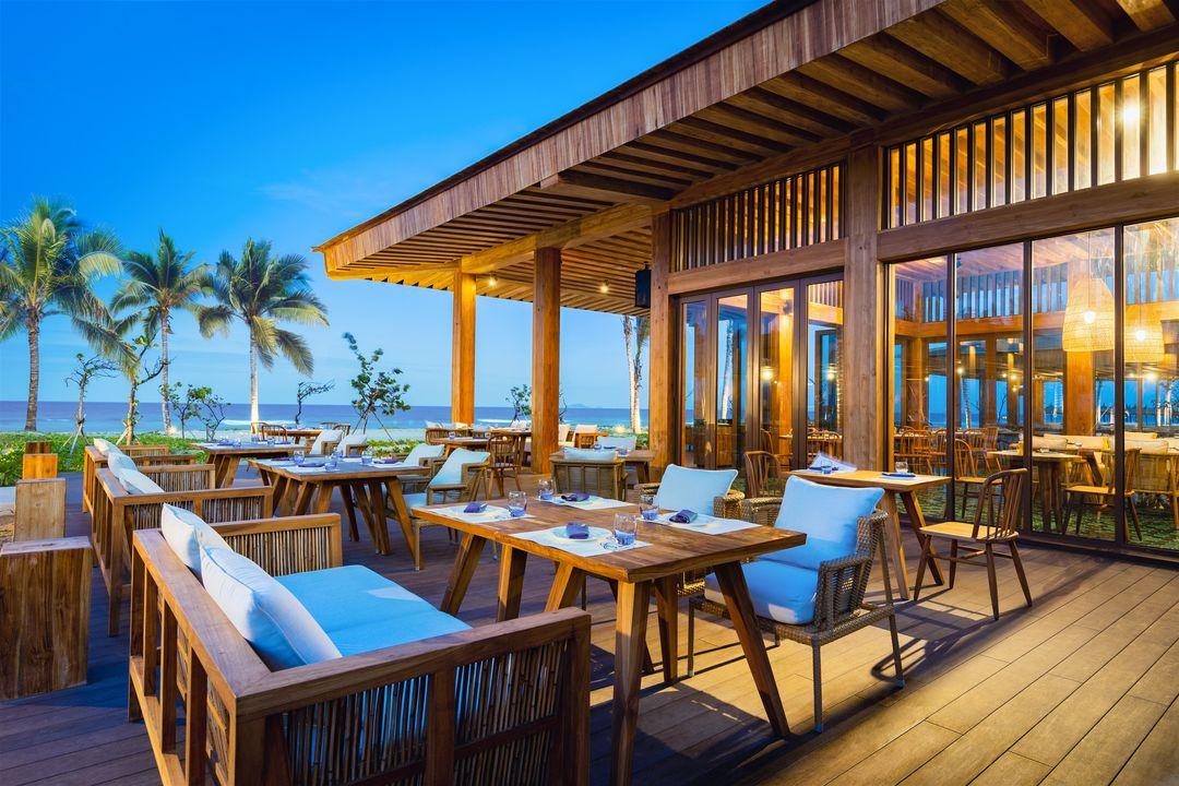 Nhà hàng có view nhìn thẳng ra biển Nha Trang thơ mộng