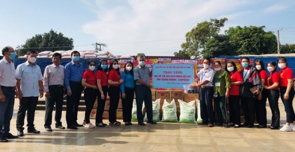 ចែកអំណោយ និងឧបត្ថម្ភដល់ប្រជាពលរដ្ឋខ្មែរនៅតាមខេត្តជាប់ព្រំដែន