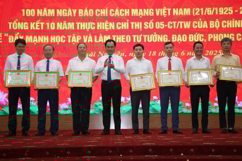 Ông Trịnh Việt Hùng - Bí thư Tỉnh ủy Thái Nguyên trao bằng khen cho tập thể, cá nhân có thành tích xuất sắc trong công tác tuyên truyền về tỉnh Thái Nguyên.