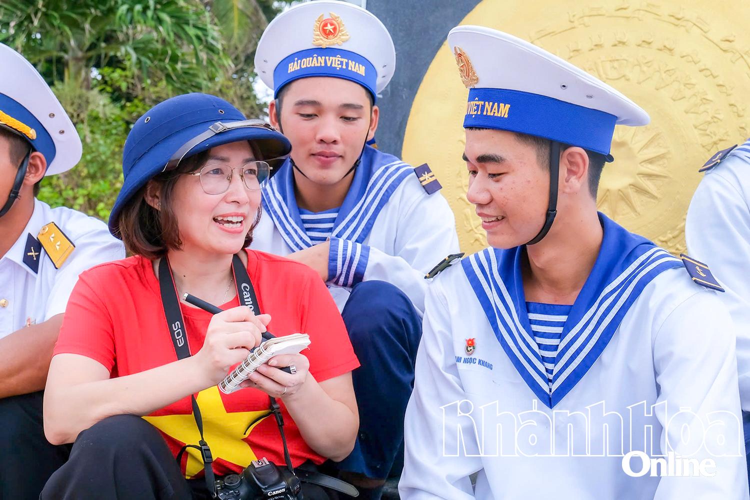 Nhà báo Trịnh Lan phỏng vấn lính đảo Trường Sa.