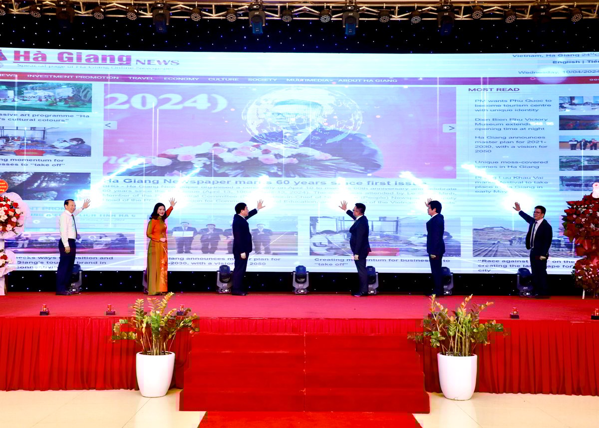Các đại biểu ấn nút khai trương chuyên trang Tiếng Anh của Báo Hà GIang điện tử (tháng 4.2024)