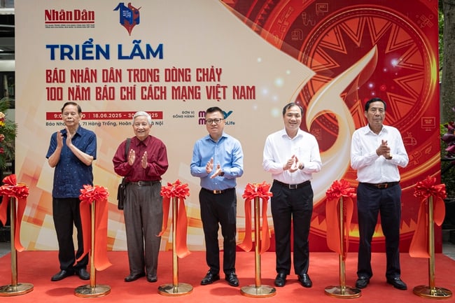 Trưng bày tư liệu, hình ảnh, hiện vật quý về hành trình 100 năm Báo chí Cách mạng Việt Nam - Ảnh 2.