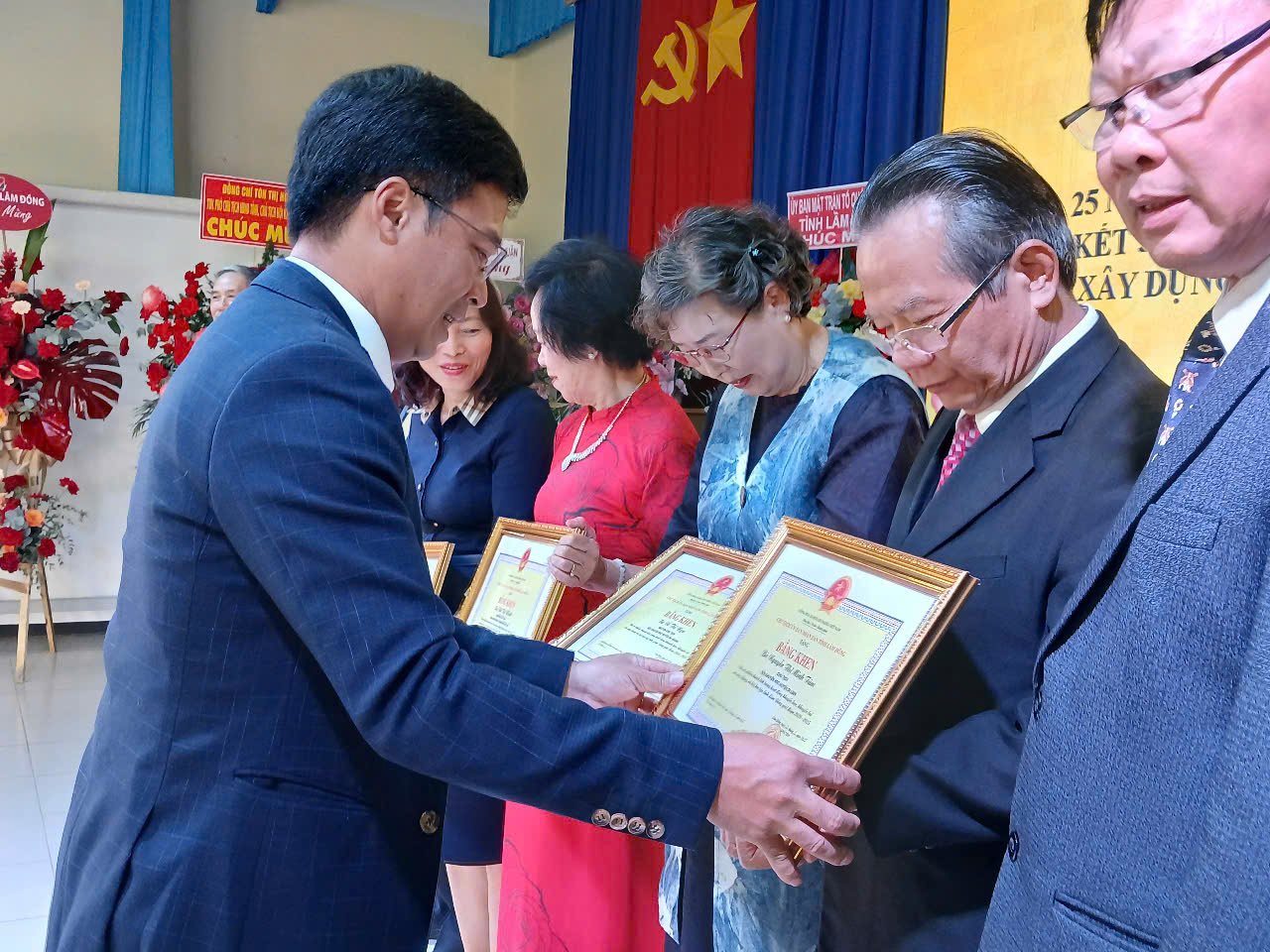 Phó Chủ tịch UBND tỉnh tặng bằng khen của UBND tỉnh cho các cá nhân xuất sắc.