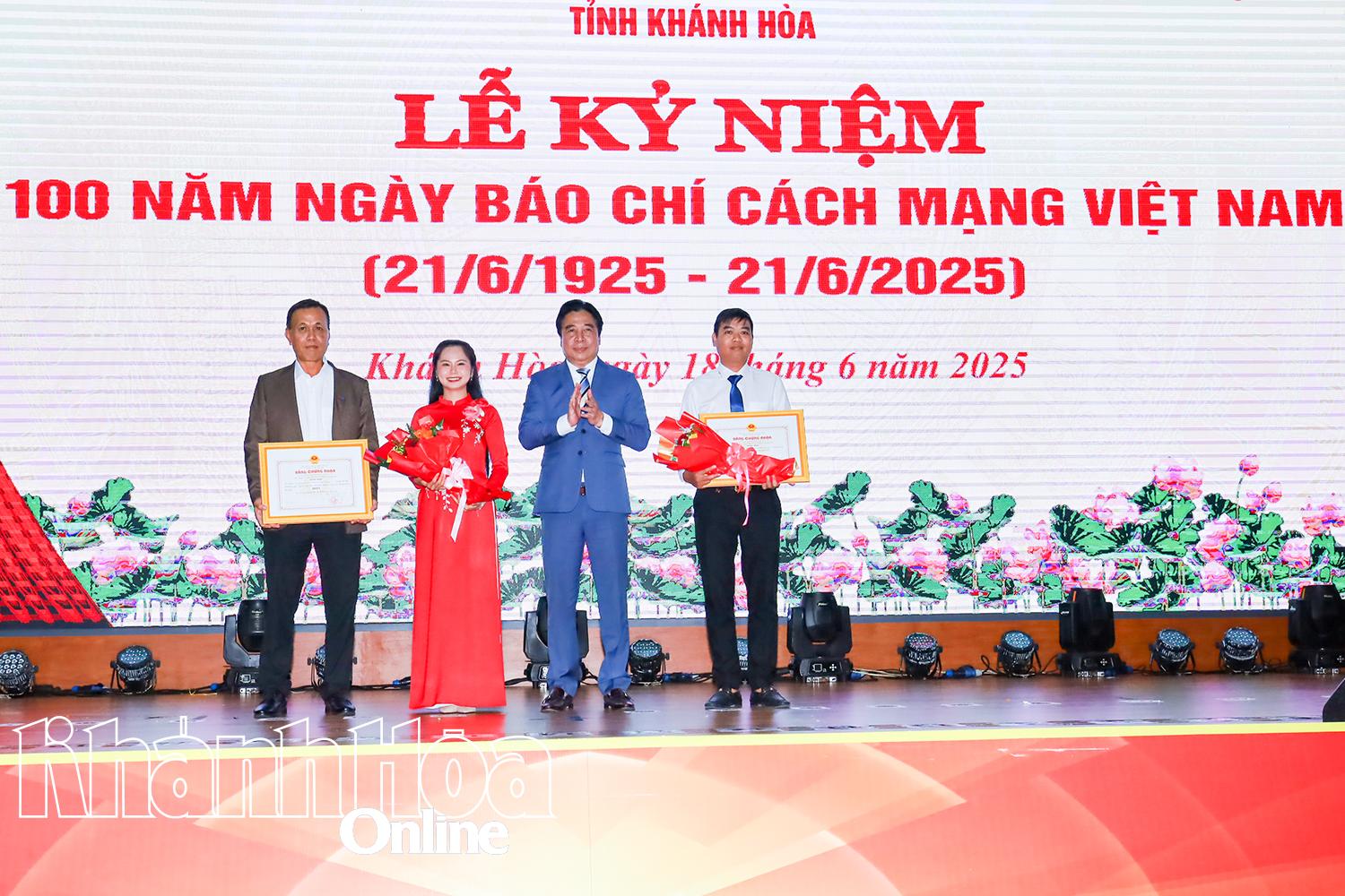 Phó Bí thư Thường trực Tỉnh ủy Nguyễn Khắc Toàn trao giải nhất cho các tác giả.