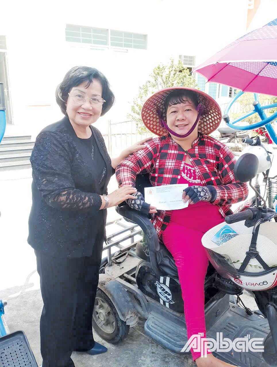 Bà Trần Thị Quý Mão tặng quà cho NNCĐDC ở TP. Mỹ Tho và huyện Gò Công Tây.