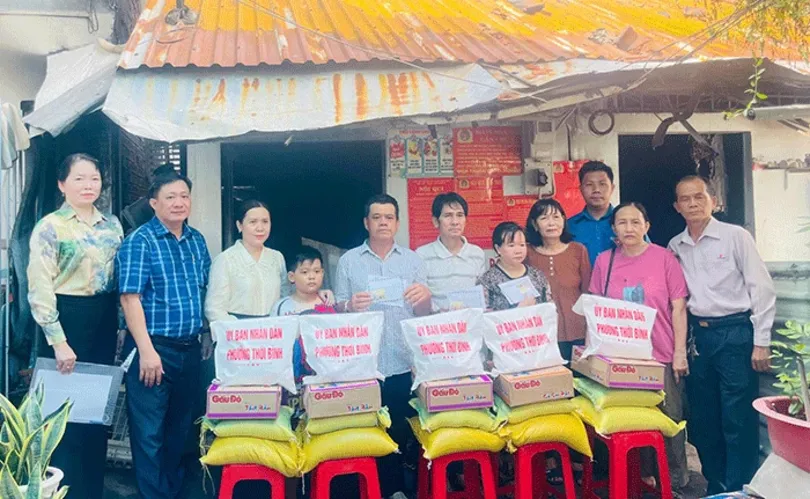 វួដថីប៊ិញជួយដល់គ្រួសារដែលរងគ្រោះដោយភ្លើងឆេះផ្ទះស្នាក់នៅ