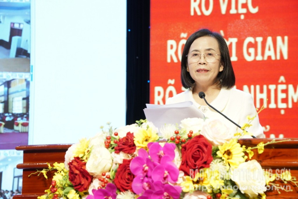 Genosse Doan Thi Hau, ständige stellvertretende Sekretärin des Provinzparteikomitees und Vorsitzende des Provinzvolksrats, verkündete die Resolution Nr. 1672 des Ständigen Ausschusses der Nationalversammlung zur Anordnung der Verwaltungseinheiten auf Gemeindeebene der Provinz Lang Son im Jahr 2025.