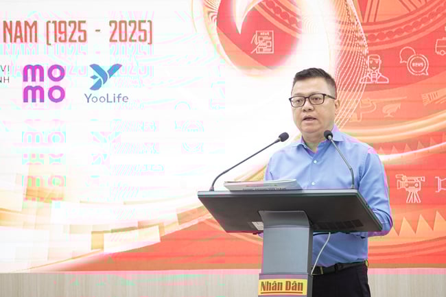 Trưng bày tư liệu, hình ảnh, hiện vật quý về hành trình 100 năm Báo chí Cách mạng Việt Nam - Ảnh 1.
