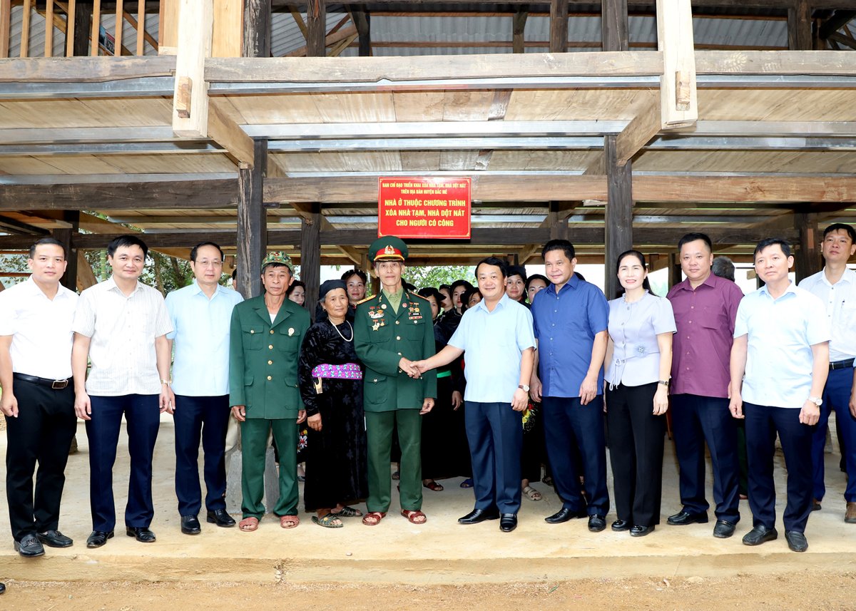 Bí thư Tỉnh ủy Hầu A Lềnh dự khánh thành nhà mới và chúc mừng ông Mai Trung Liên, thương binh hạng 4/4, trú tại thôn Nà Han, xã Yên Định (Bắc Mê).