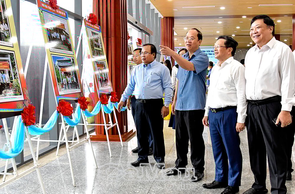 Các đồng chí lãnh đạo tỉnh tham quan hình ảnh trưng bày về quá trình triển khai, thực hiện xoá nhà tạm, nhà dột nát trên địa bàn tỉnh.