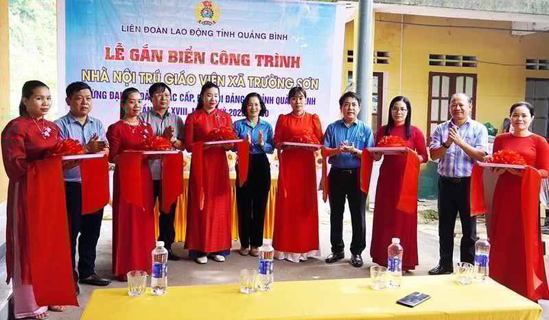Los delegados cortaron la cinta para inaugurar el dormitorio de los profesores en la comuna de Truong Son.