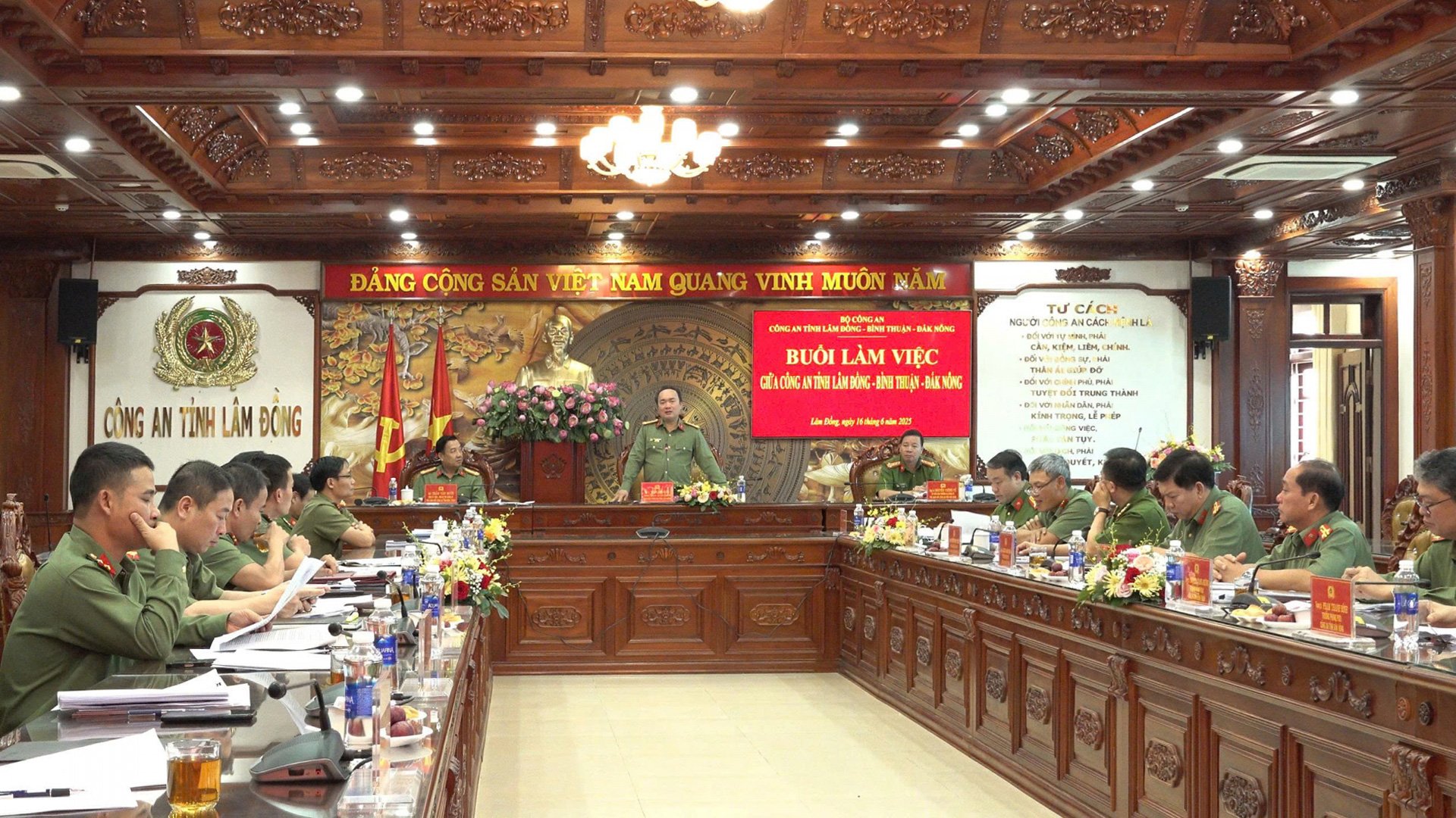 Quang cảnh buổi làm việc
