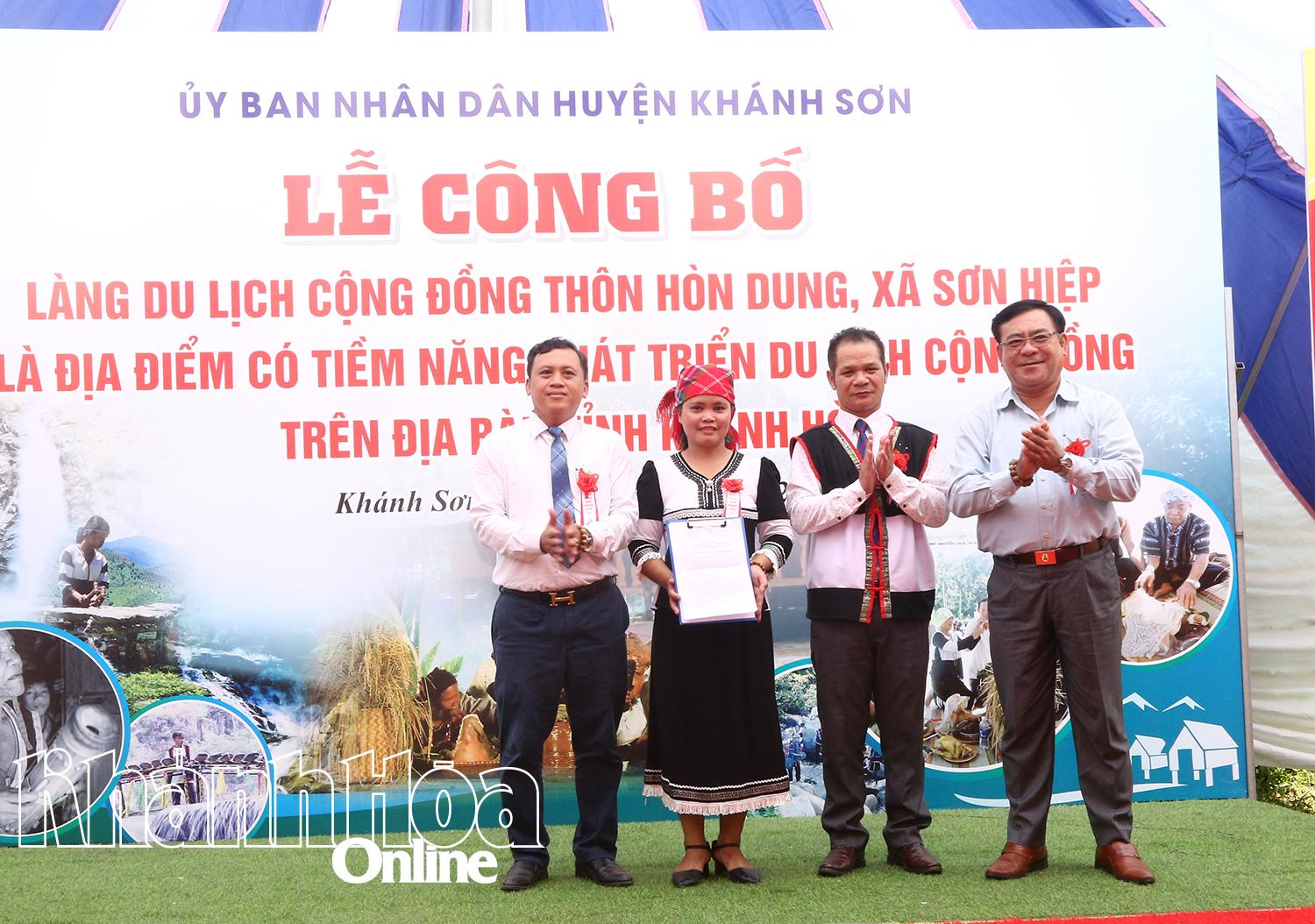 Ông Phan Đình Phùng - Phó Giám đốc Sở Văn hóa - Thể thao và Du lịch trao quyết định của UBND tỉnh công nhận Làng du lịch cộng đồng thôn Hòn Dung là địa điểm có tiềm năng phát triển du lịch cộng đồng trên địa bàn tỉnh của UBND tỉnh cho lãnh đạo xã Sơn Hiệp