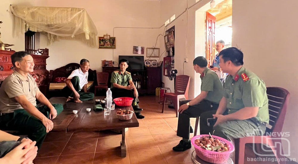 Đoàn công tác thăm hỏi, động viên gia đình cháu Lưu Gia Bảo.