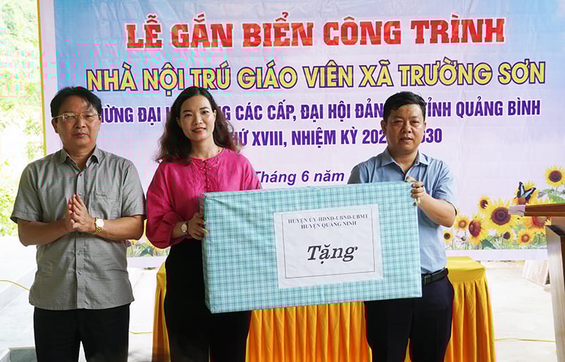 Los líderes del distrito de Quang Ninh entregan obsequios a los maestros de la escuela.