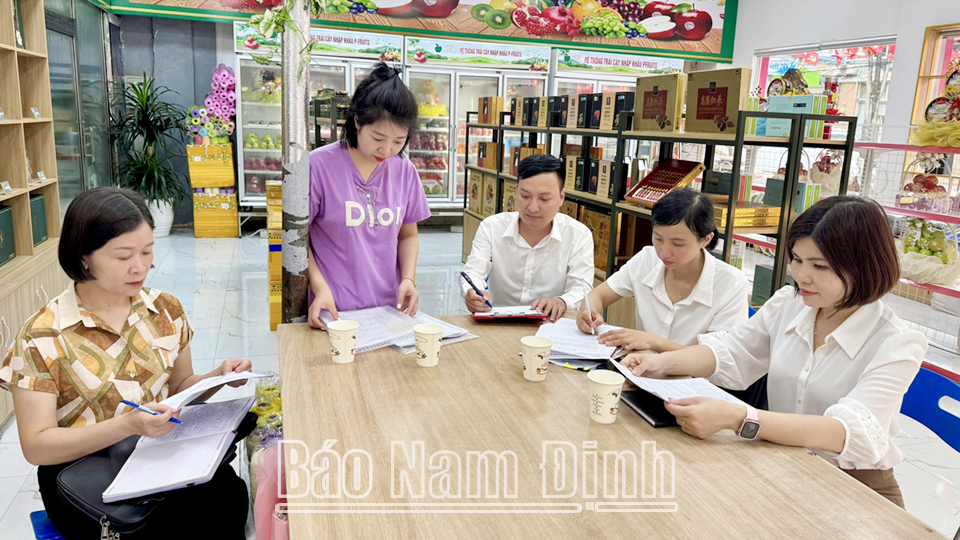 Kiểm tra điều kiện đảm bảo an toàn vệ sinh thực phẩm tại một cửa hàng kinh doanh hoa quả sạch trên địa bàn thành phố Nam Định.