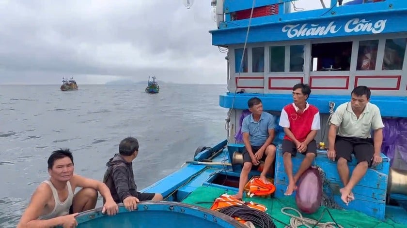 Các ngư dân được cứu hộ, đưa lên tàu an toàn.
