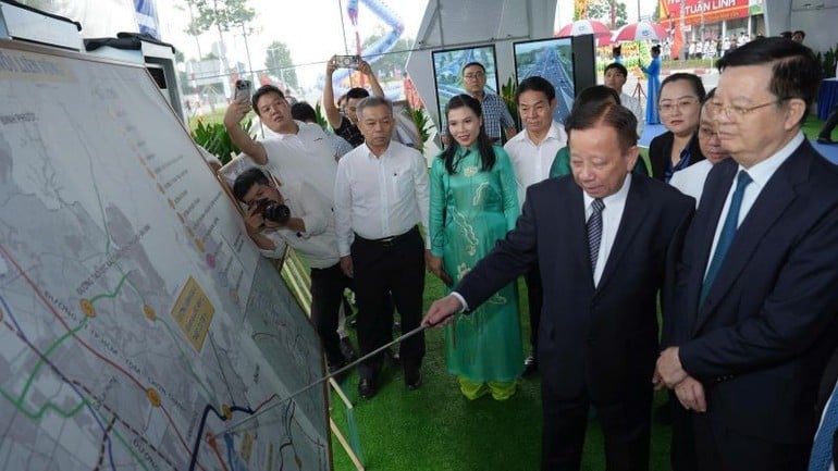 Phó Thủ tướng Chính phủ Mai Văn Chính nghe giới thiệu đường Vành đai 4 Thành phố Hồ Chí Minh đoạn qua tỉnh Bình Dương.
