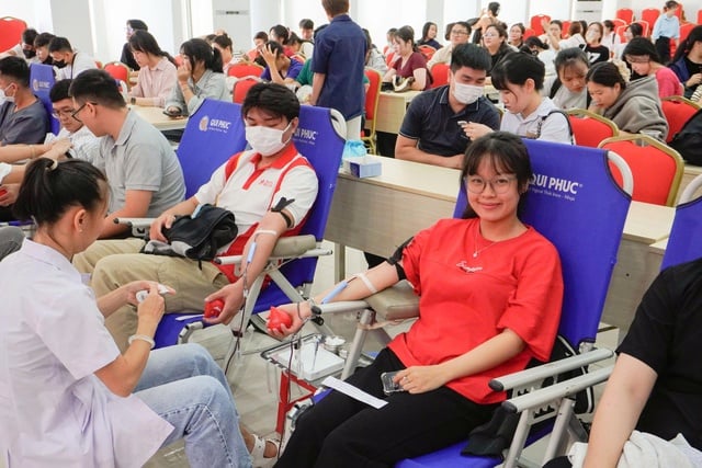Sinh viên y dược hưởng ứng ngày hội hiến máu- Ảnh 2.