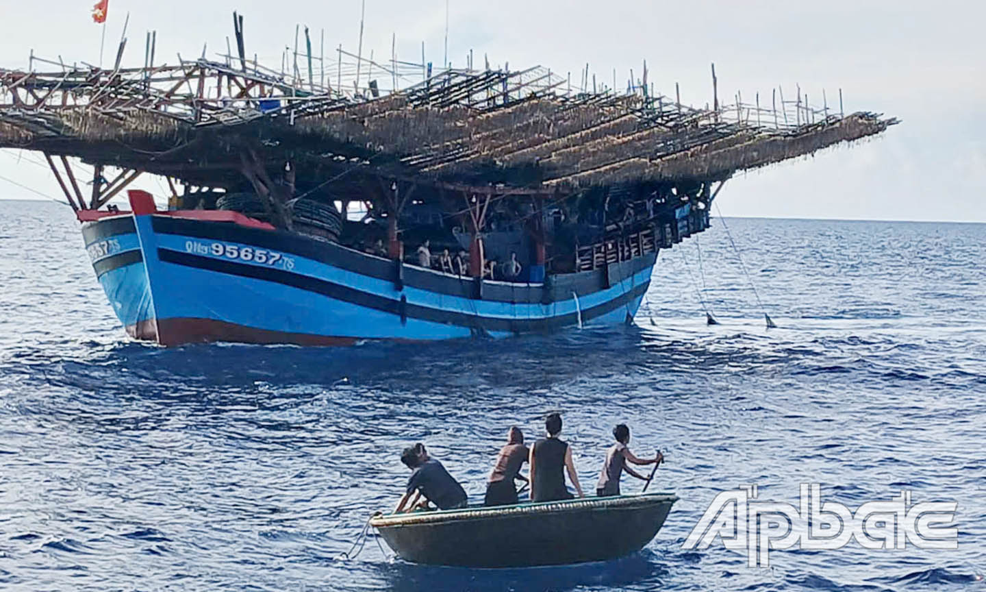 El barco pesquero QNg 95657TS transporta pescadores a la plataforma DK1/21.