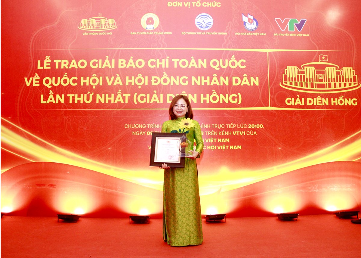 Nhà báo Trần Thị Thu Phương tại Lễ trao Giải báo chí toàn quốc về Quốc hội và Hội đồng Nhân dân lần thứ nhất (Giải Diên Hồng) năm 2023.