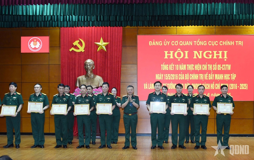 ឧត្តមសេនីយឯក Le Quang Minh បានធ្វើជាអធិបតីក្នុងសន្និសីទបូកសរុបរយៈពេល ១០ ឆ្នាំនៃការអនុវត្តសេចក្តីណែនាំលេខ ០៥ របស់គណៈកម្មាធិការបក្សនៃអគ្គនាយកដ្ឋាននយោបាយ។