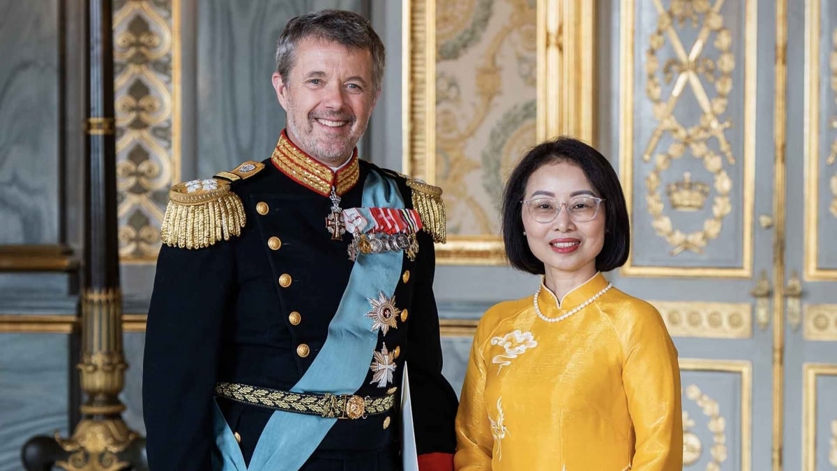 Ambassador Nguyen Le Thanh presents his credentials to King Frederik X of Denmark