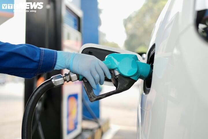 ガソリン価格は明日、4回連続で値上がりする可能性がある。（イラスト：ミン・ドゥック）