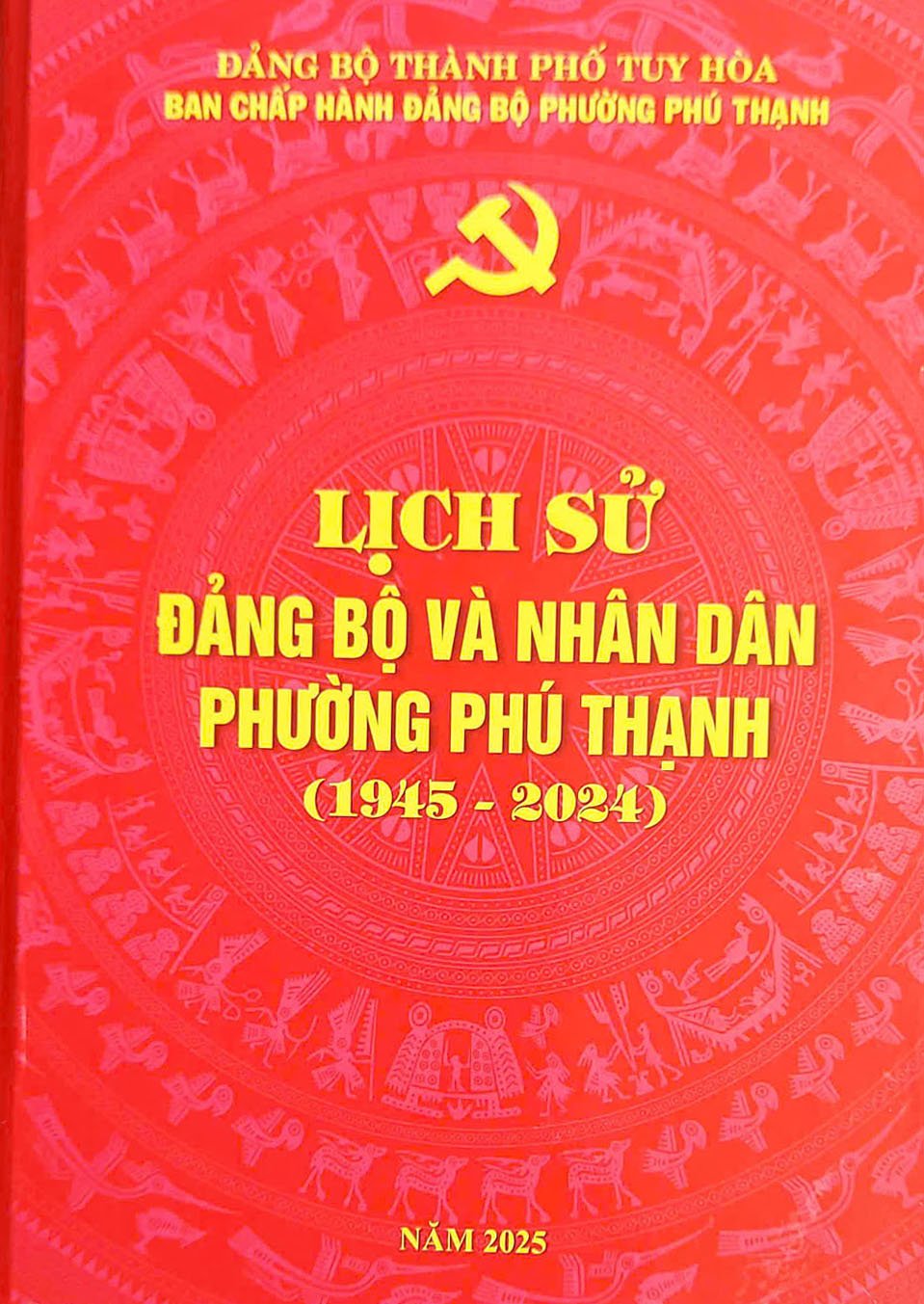 Bìa sách Lịch sử Đảng bộ và Nhân dân phường Phú Thạnh (1945-2024). Ảnh: HIẾU VY