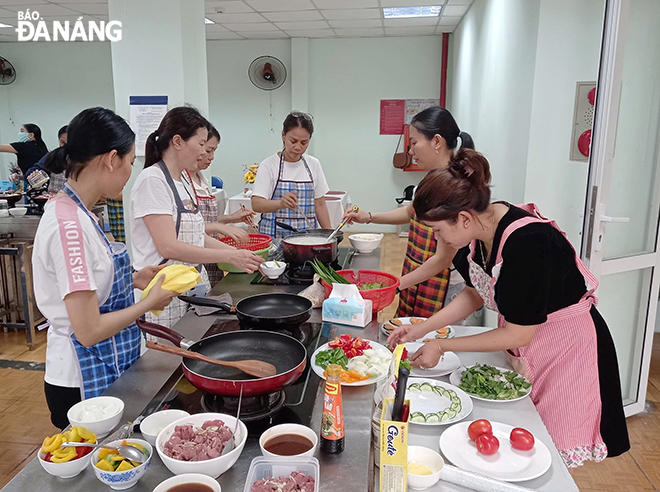 Người lao động học nghề kỹ thuật chế biến món ăn. Ảnh: LAM PHƯƠNG	