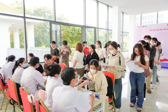 Sinh viên y dược hưởng ứng ngày hội hiến máu- Ảnh 1.