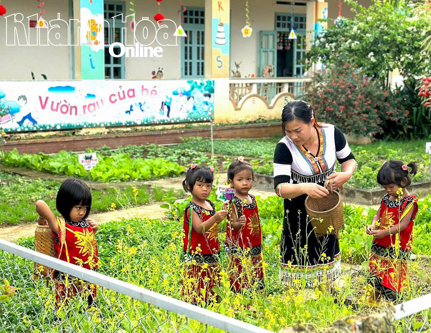 Việc dạy tiếng Việt cho trẻ được Trường Mầm non Sơn Ca (huyện Khánh Sơn) lồng ghép qua các hoạt động ngoài trời. 