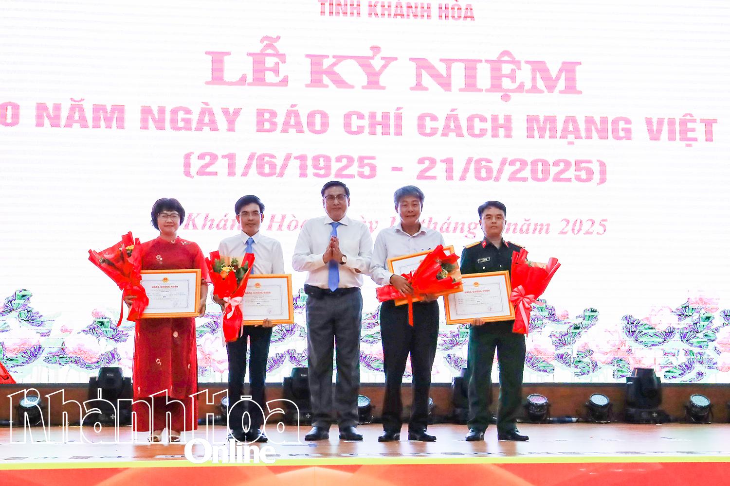 Lãnh đạo Ban Tuyên giáo và Dân vận tỉnh ủy Khánh Hòa trao giải nhì cho các tác giả.