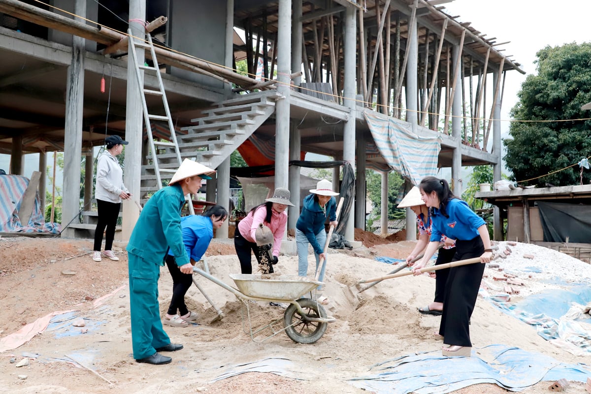 Các lực lượng chức năng cùng người dân xã Đồng Yên (Bắc Quang) hỗ trợ gia đình người có công xóa nhà tạm. 												Ảnh: Phi anh