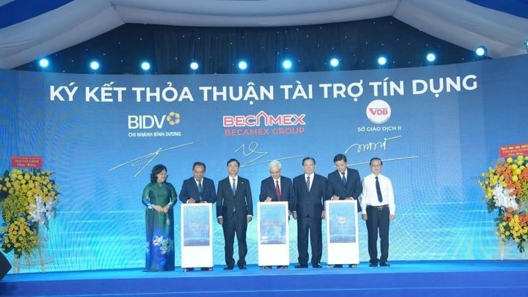 Lãnh đạo tỉnh Bình Dương chứng kiến ký kết thoả thuận tài trợ tín dụng cho dự án.